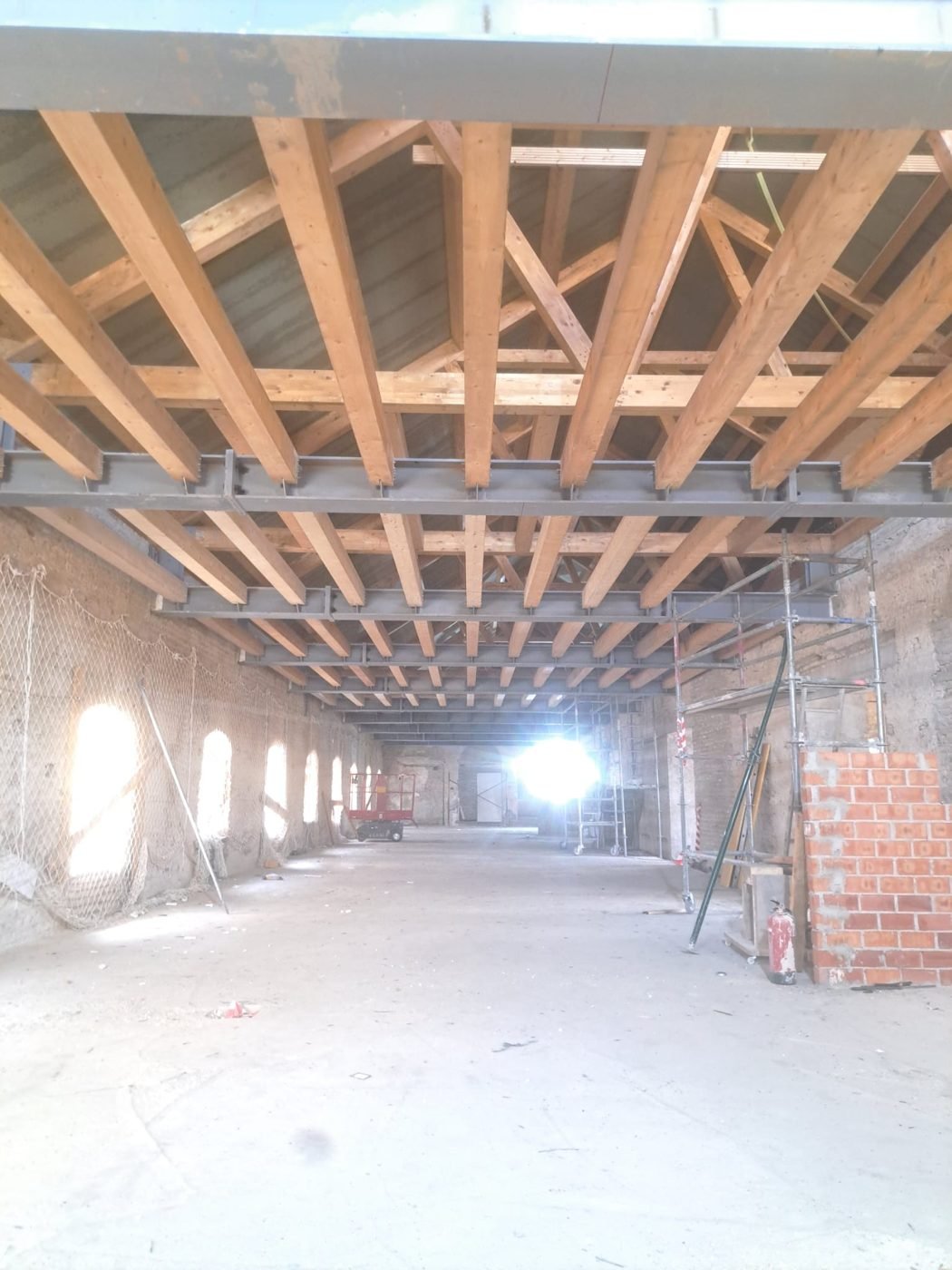 Estructura de vigas de madera en local diáfano