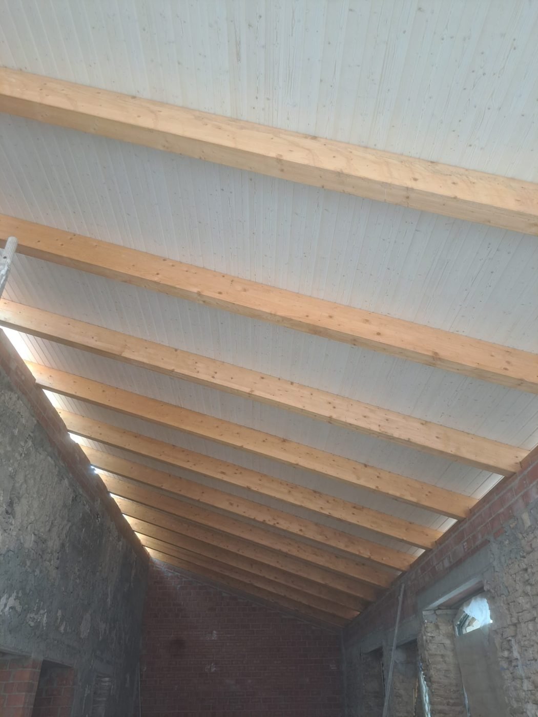 Detalle de vigas y entablado de madera
