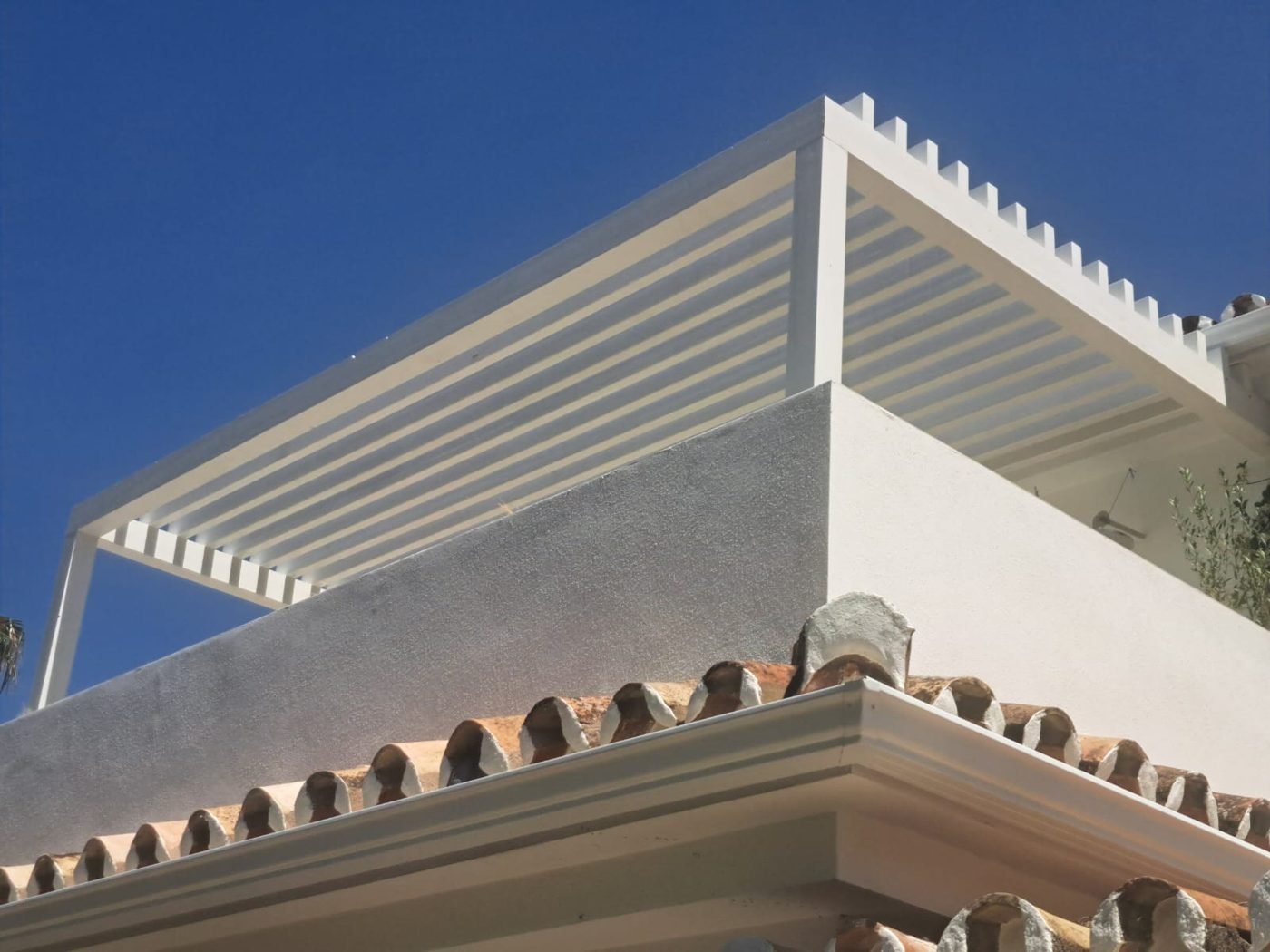 Pérgola de madera blanca en azotea