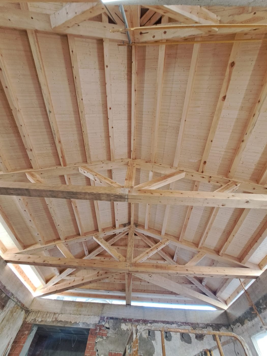 Estructura de tejado de madera vista desde el interior