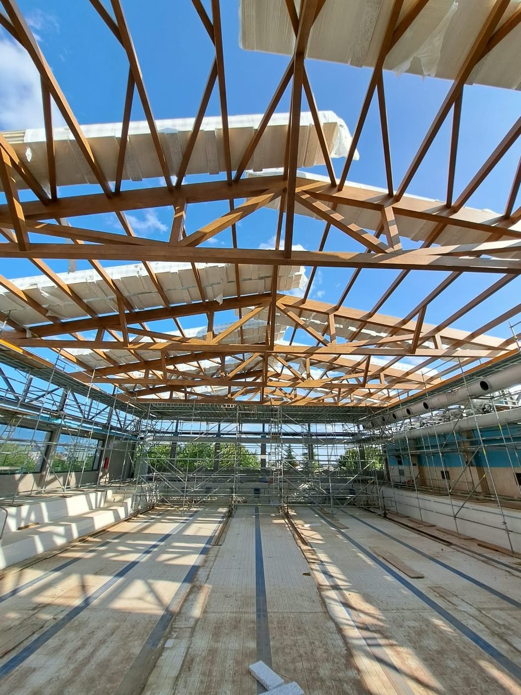 Estructura de cubierta de madera en obra
